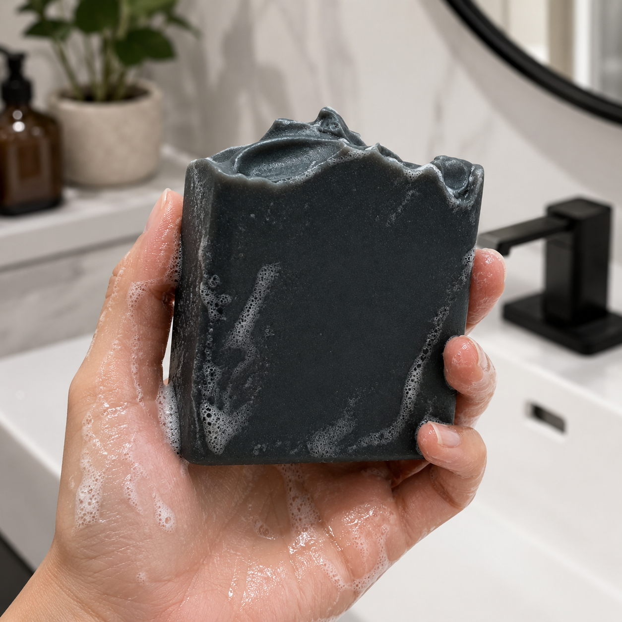 Imagen secundaria del jabón Activated Charcoal Velvet & Co.