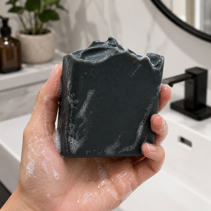 Imagen secundaria del jabón Activated Charcoal Velvet & Co.